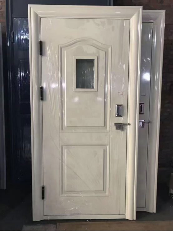 碌曲学校教室门