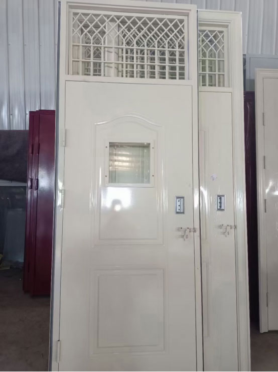 碌曲学校教室门