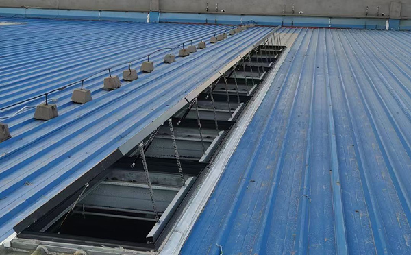 某城市大型商业综合体中庭碌曲排烟窗工程